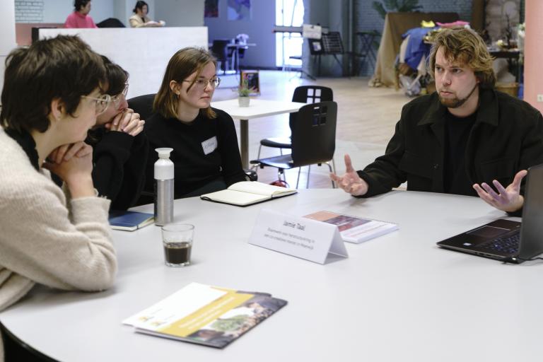 student aan tafel