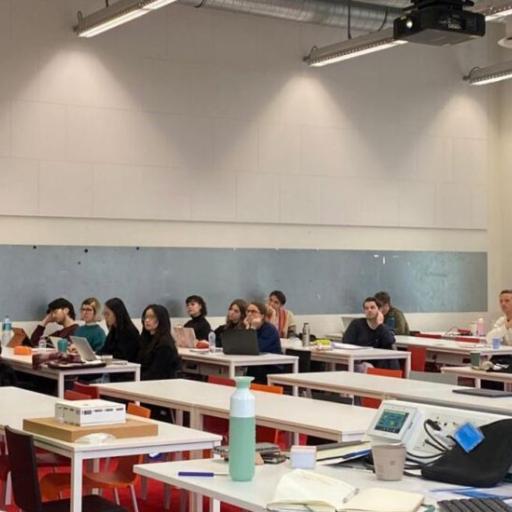Studenten van de TU Delft krijgen een college van Haagwonen
