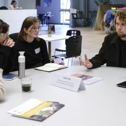 student aan tafel